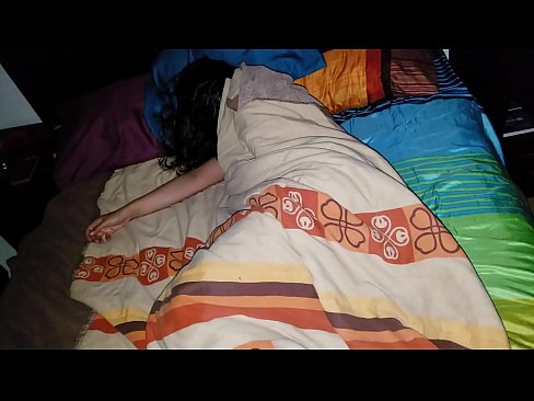 ❤️ Nevlastní syn buzeruje svou mladou nevlastní matku, zatímco ona spí. ❌ Porno u nás ️❤