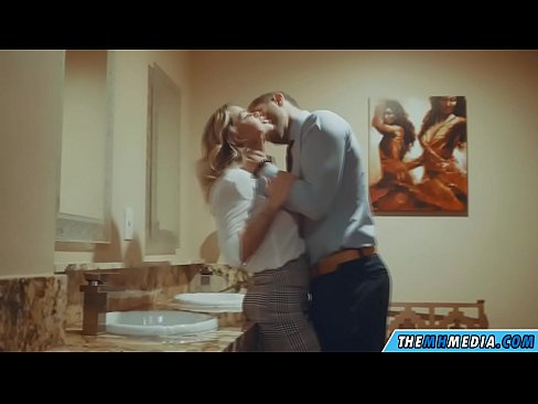 ❤️ Když vás na veřejných záchodcích svádí prsatá blondýna. ❌ Porno u nás ️❤